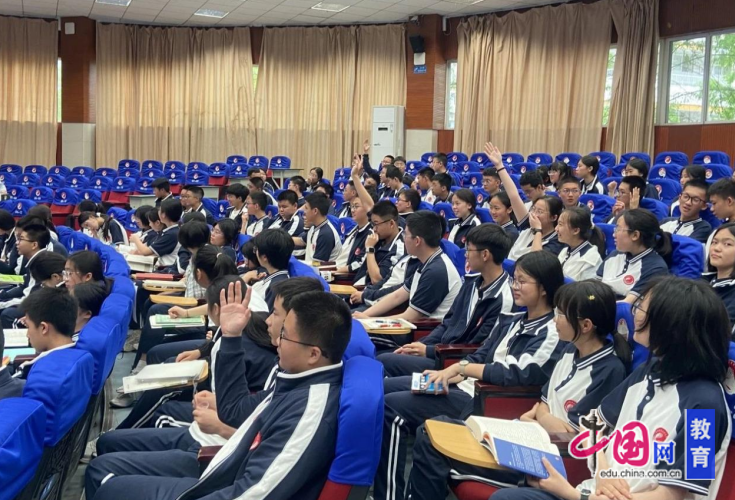 航天专家走进成都龙泉中学解码导弹飞行奥秘(图2)