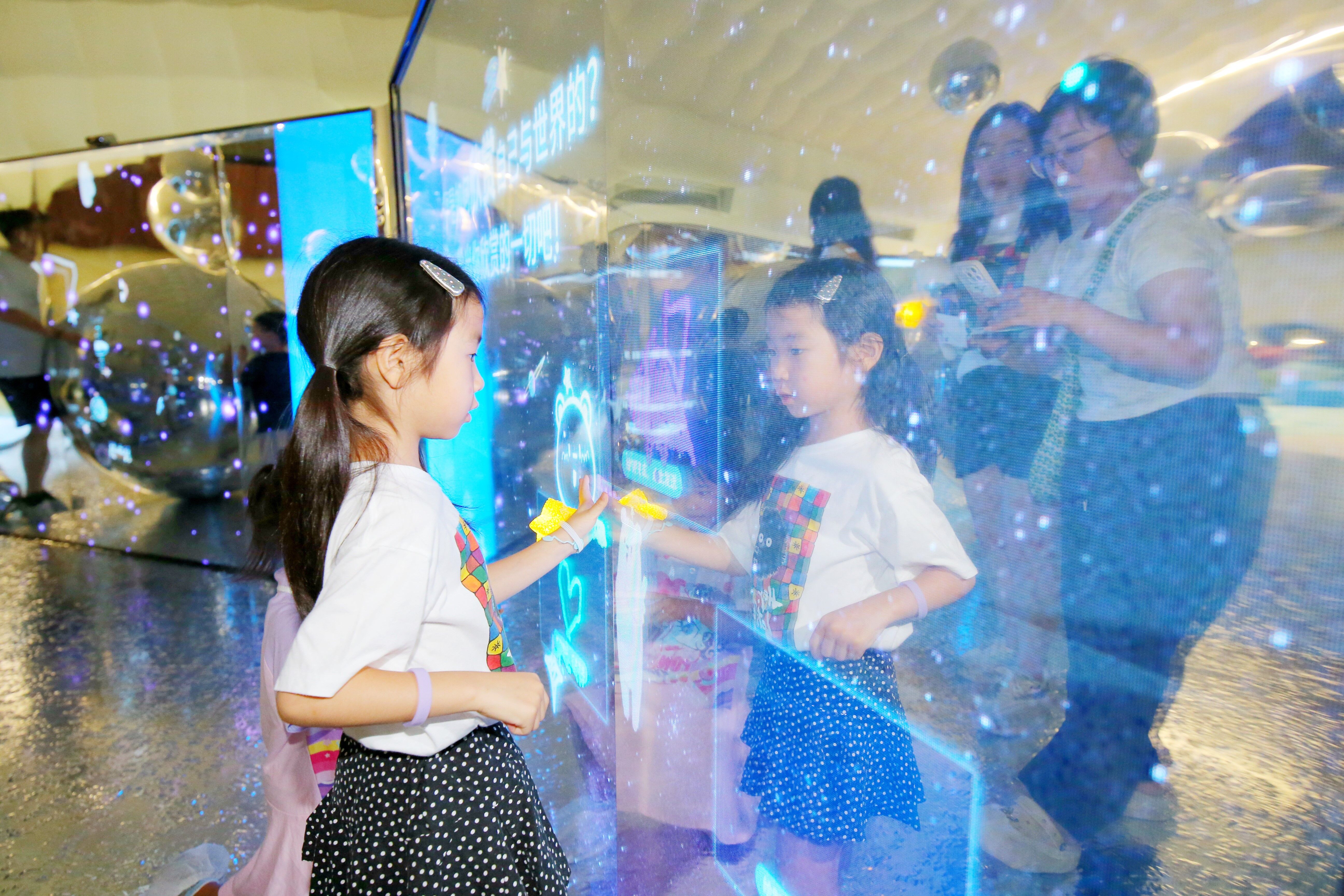 科技让爱可见抱抱之家沉浸式情感教育展在京开幕HugHomeimmersiveexhibitionconnectsfamiliesthroughtech(图2)