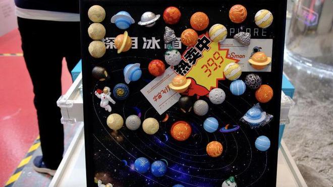 “登月”触手可及商场成为家门口的太空站实探航天IP走进大众文化消费｜五一促消费观察(图1)